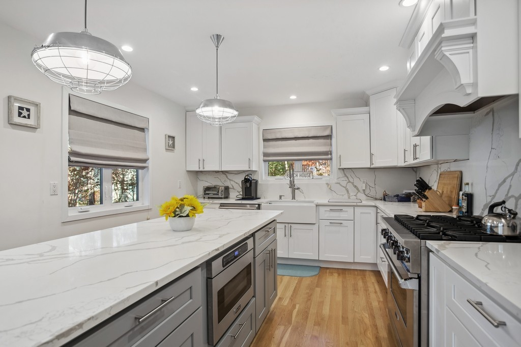4BR/2.5BA Hamptons Home | Insurance & Relocation - Photo 2