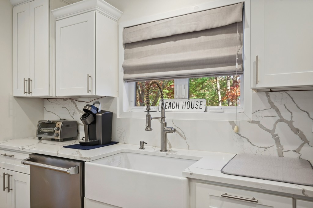 4BR/2.5BA Hamptons Home | Insurance & Relocation - Photo 3