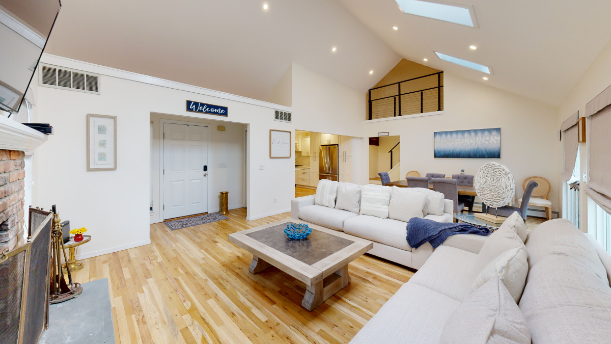 4BR/2.5BA Hamptons Home | Insurance & Relocation - Photo 4