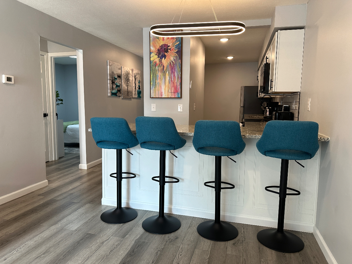 Beautifully Remodeled Fully Furnished 2 bedroom - Photo 2