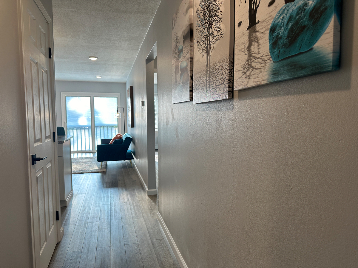 Beautifully Remodeled Fully Furnished 2 bedroom - Photo 4