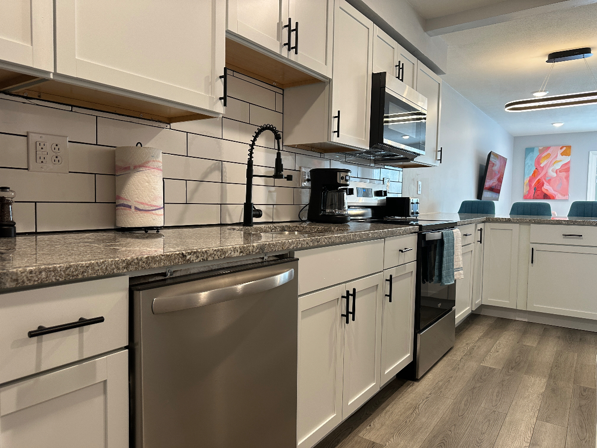 Beautifully Remodeled Fully Furnished 2 bedroom - Photo 5