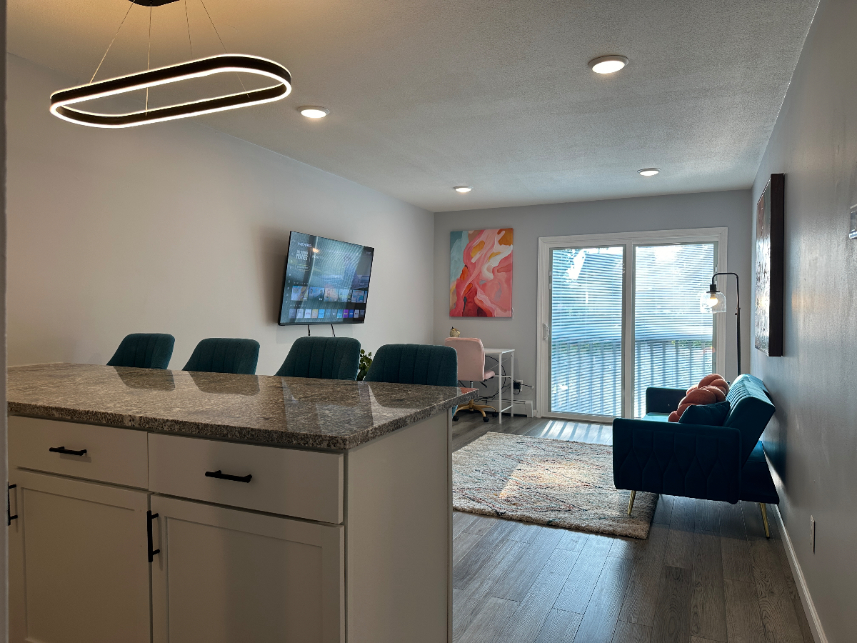 Beautifully Remodeled Fully Furnished 2 bedroom - Photo 6