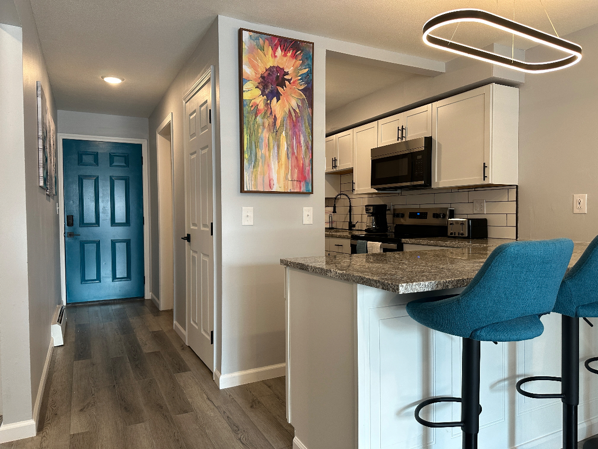 Beautifully Remodeled Fully Furnished 2 bedroom - Photo 7
