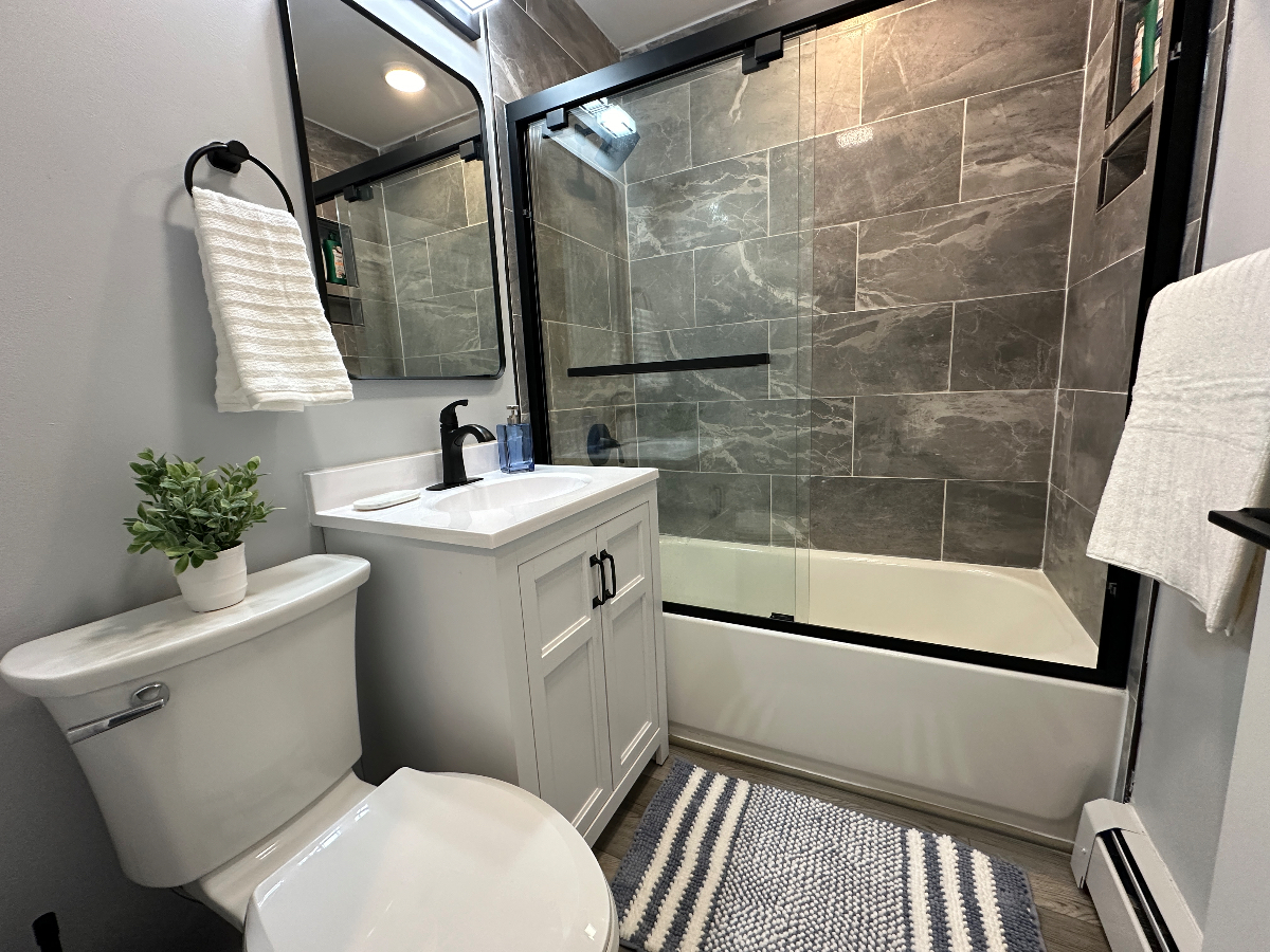 Beautifully Remodeled Fully Furnished 2 bedroom - Photo 11