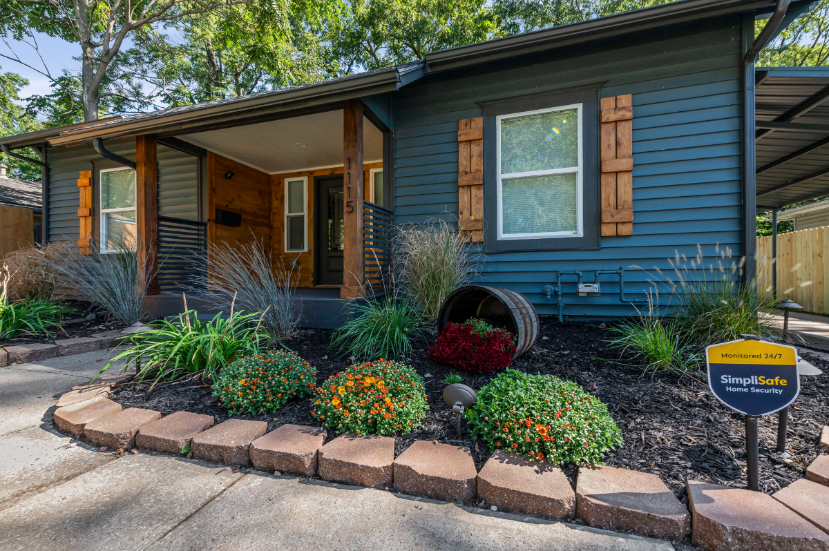 Fully Renovated 4BR 2BA Furnished Home with 1 Gig WiFi Centrally Located - Photo 6