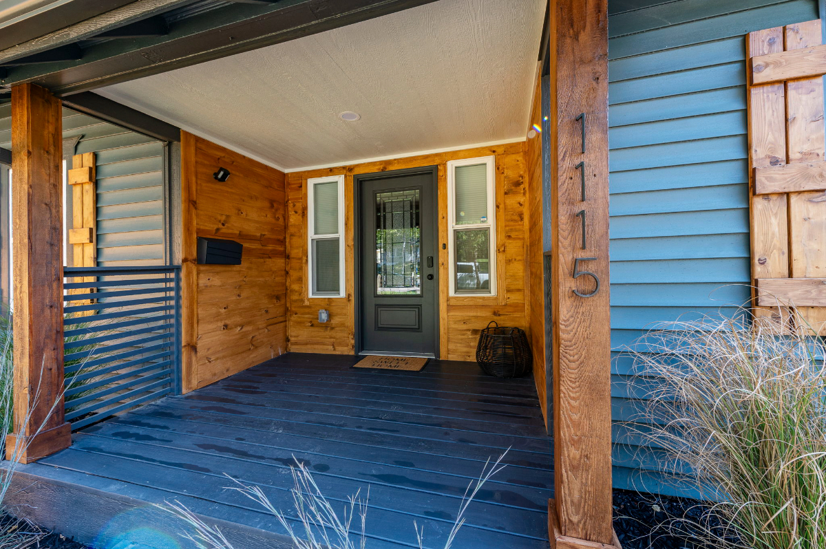 Fully Renovated 4BR 2BA Furnished Home with 1 Gig WiFi Centrally Located - Photo 7