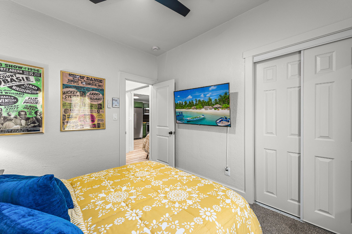 Fully Renovated 4BR 2BA Furnished Home with 1 Gig WiFi Centrally Located - Photo 11