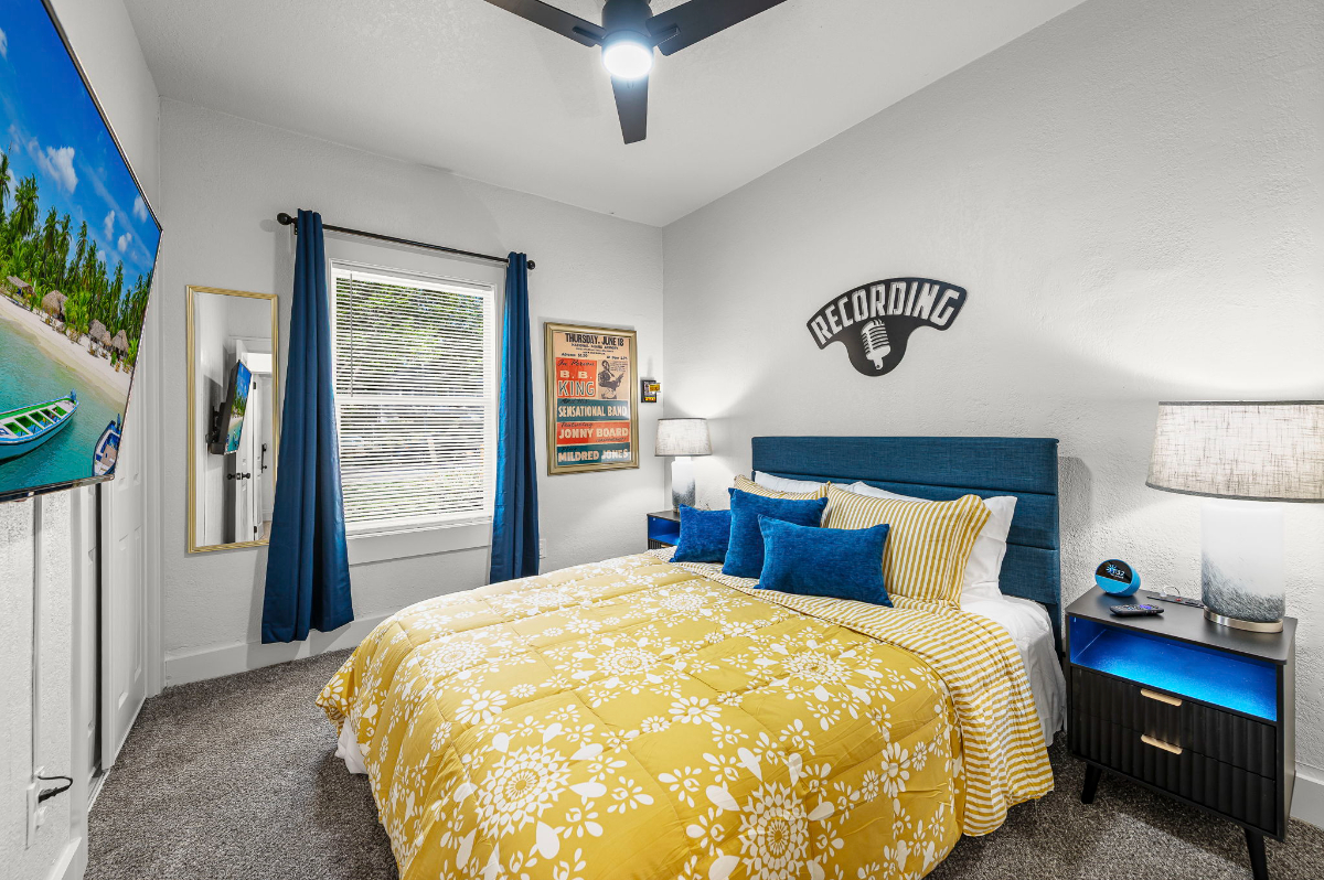 Fully Renovated 4BR 2BA Furnished Home with 1 Gig WiFi Centrally Located - Photo 3