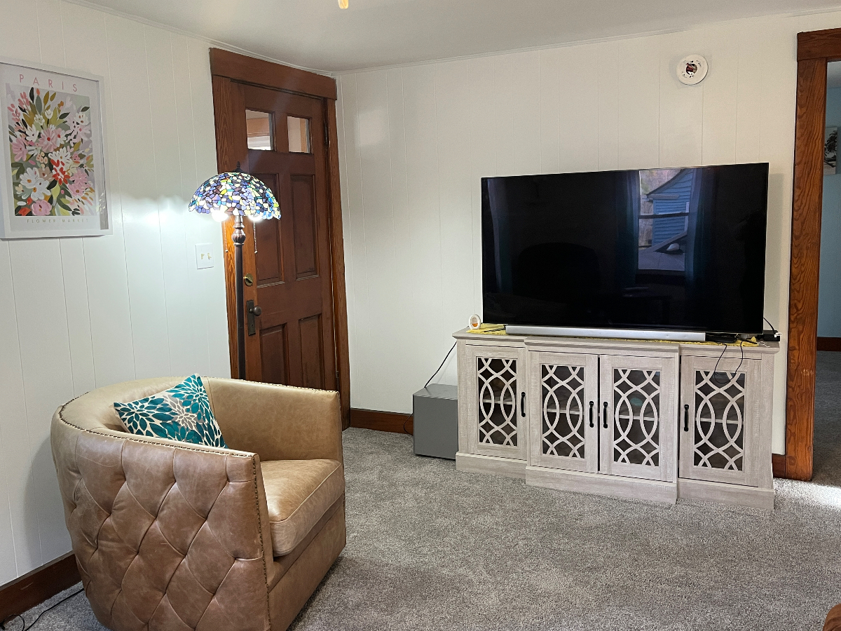 Private Furnished 1BR Home Near DHMC & White River Junction - Pet-Friendly - Quiet, Sleep-Friendly S - Photo 1