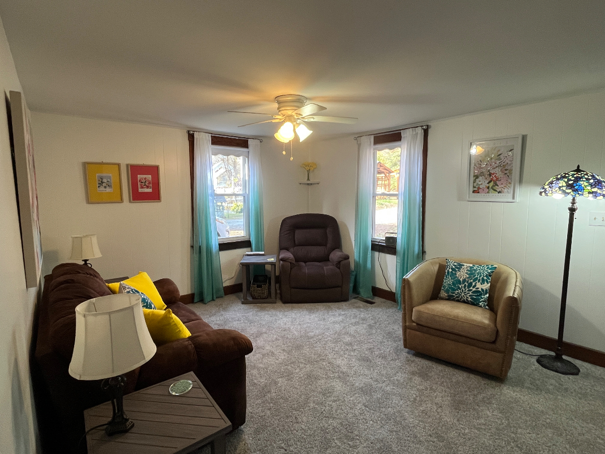 Private Furnished 1BR Home Near DHMC & White River Junction - Pet-Friendly - Quiet, Sleep-Friendly S - Photo 4