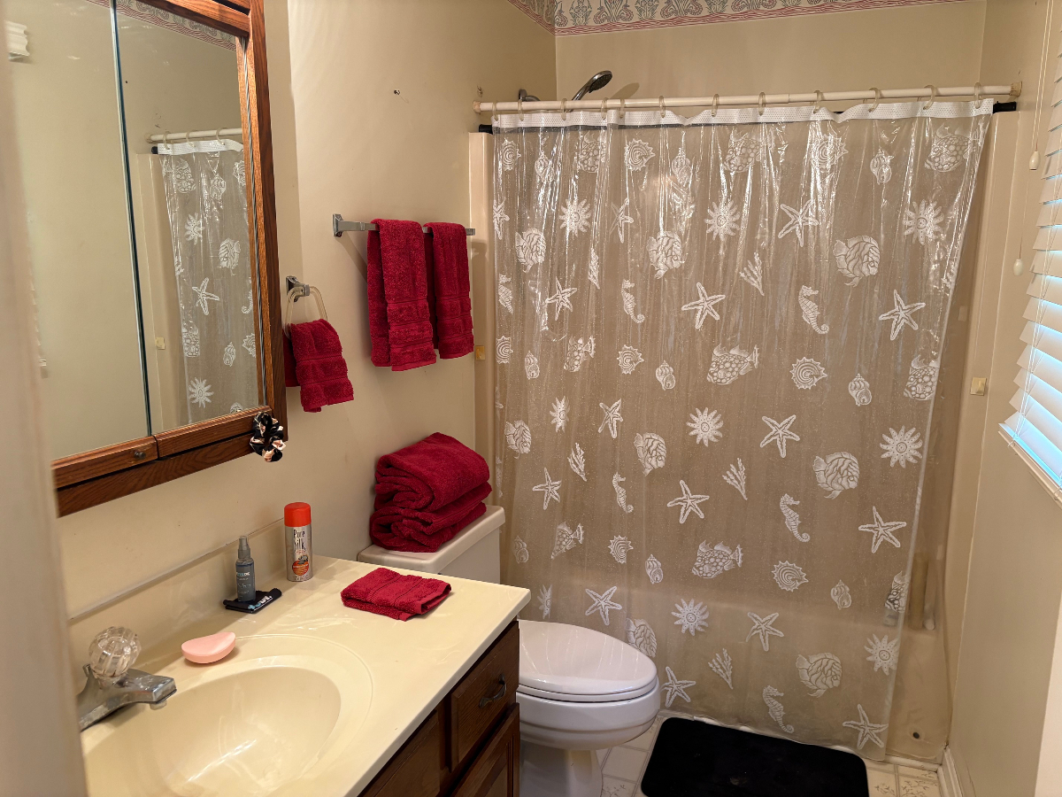 Fully Furnished Master Bedroom With Ensuite Bath And Great Amenities For Traveling Professionals - Photo 4