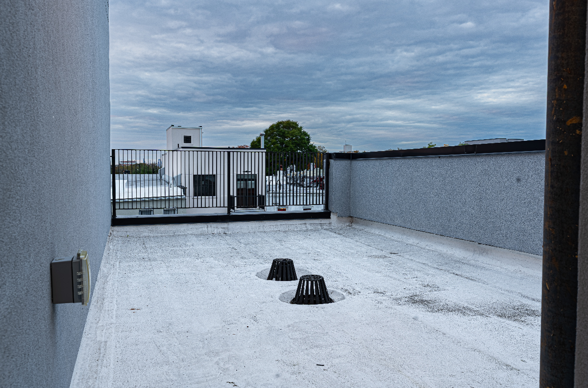 Charming Penthouse Brooklyn Getaway Patio & Terrace - Photo 6