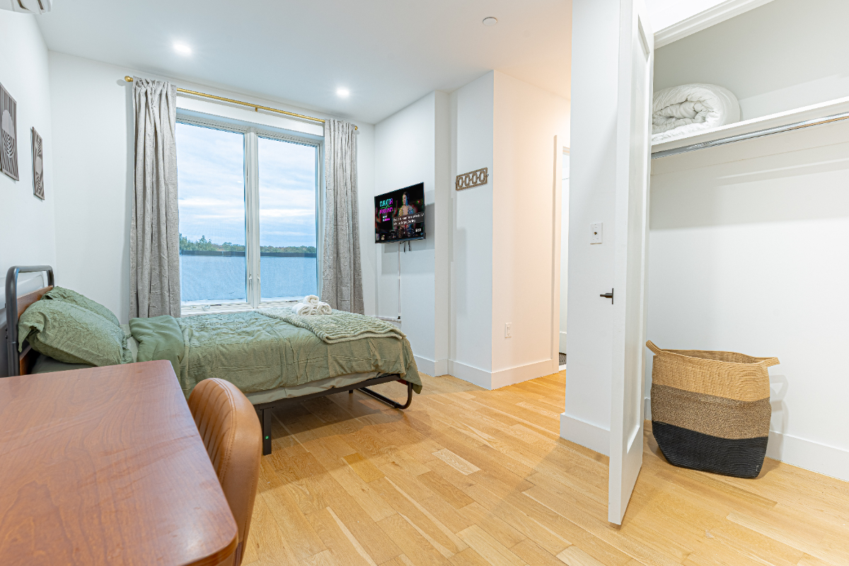 Charming Penthouse Brooklyn Getaway Patio & Terrace - Photo 10