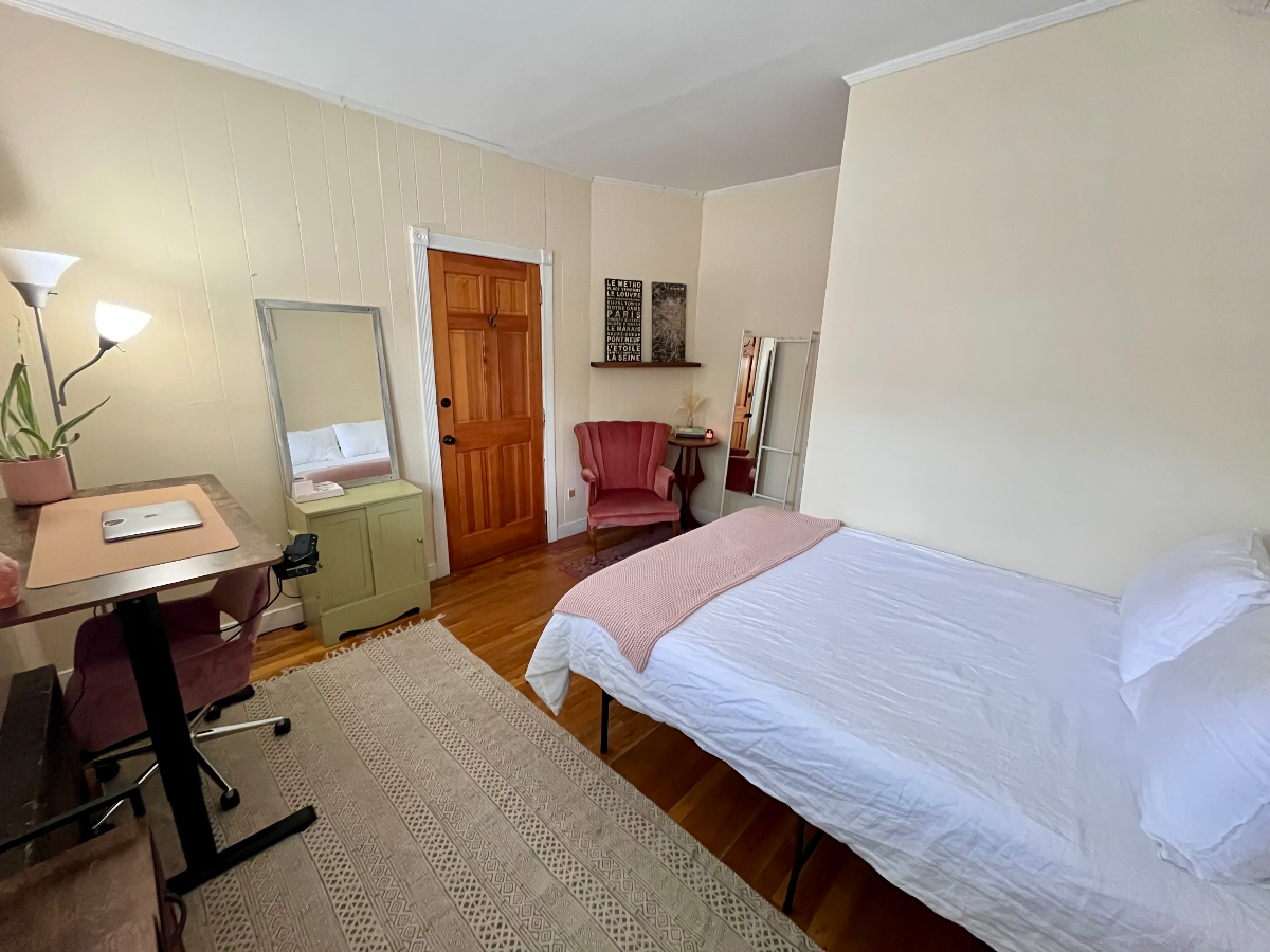 Heart of Williamsburg w/ Private Entrance - Photo 1