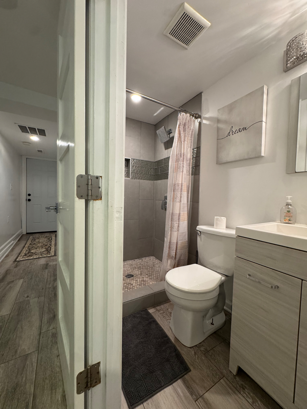 SWANK UPTOWN APARTMENT - Photo 9