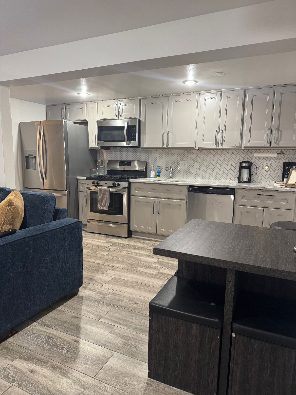 SWANK UPTOWN APARTMENT - Photo 4