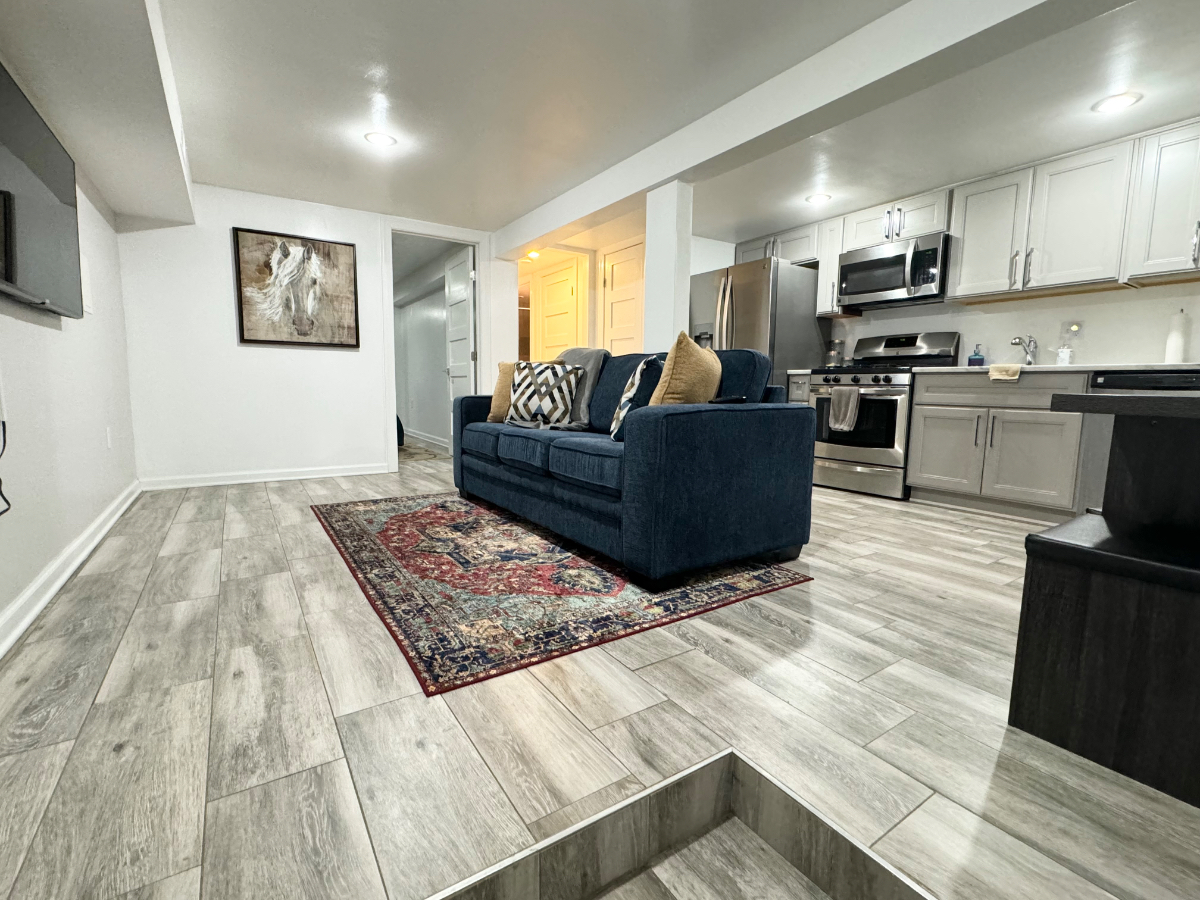 SWANK UPTOWN APARTMENT - Photo 2