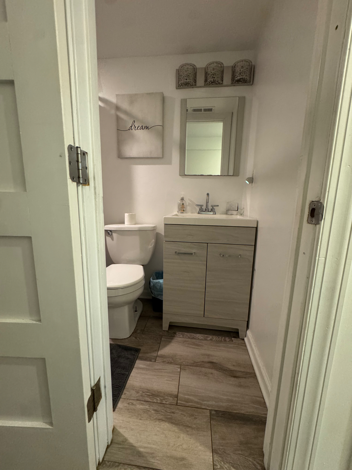 SWANK UPTOWN APARTMENT - Photo 10