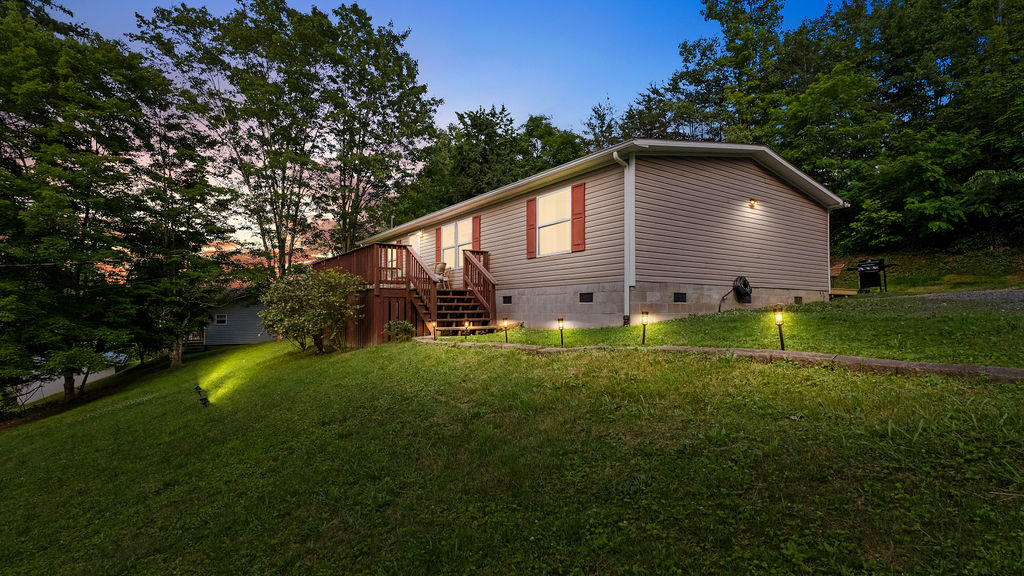 Walk to Shops and Eats, Pet-Friendly, Clean Comfortable Home - Photo 6