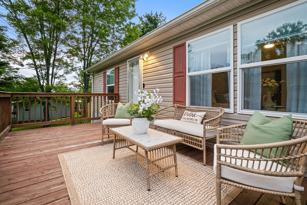 Walk to Shops and Eats, Pet-Friendly, Clean Comfortable Home - Photo 5