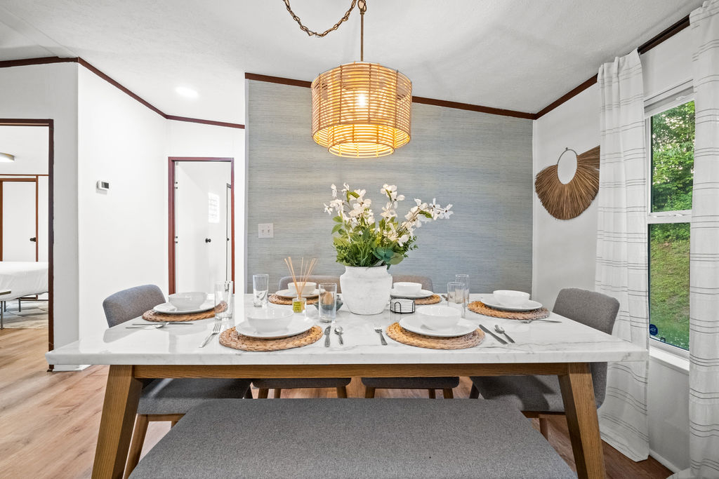 Walk to Shops and Eats, Pet-Friendly, Clean Comfortable Home - Photo 8