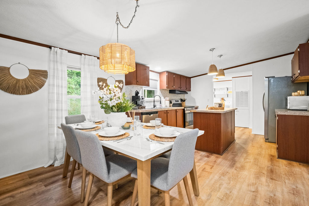 Walk to Shops and Eats, Pet-Friendly, Clean Comfortable Home - Photo 9