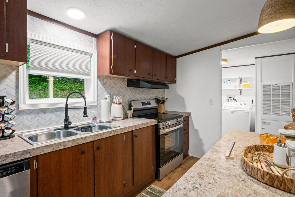 Walk to Shops and Eats, Pet-Friendly, Clean Comfortable Home - Photo 7