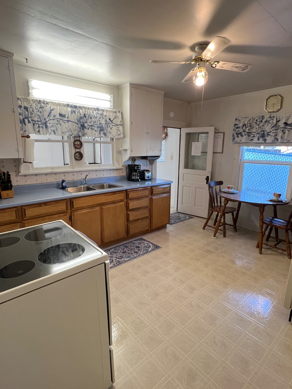 Furnished 2 bd ,1 bath house close to hospital - Photo 5