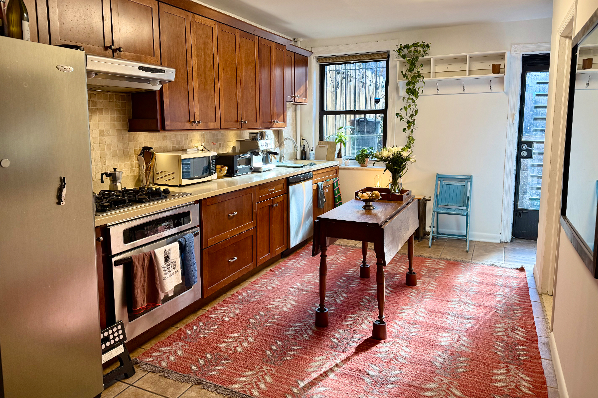 Beautiful and Spacious 2 Floor Duplex with Private Backyard - Photo 6