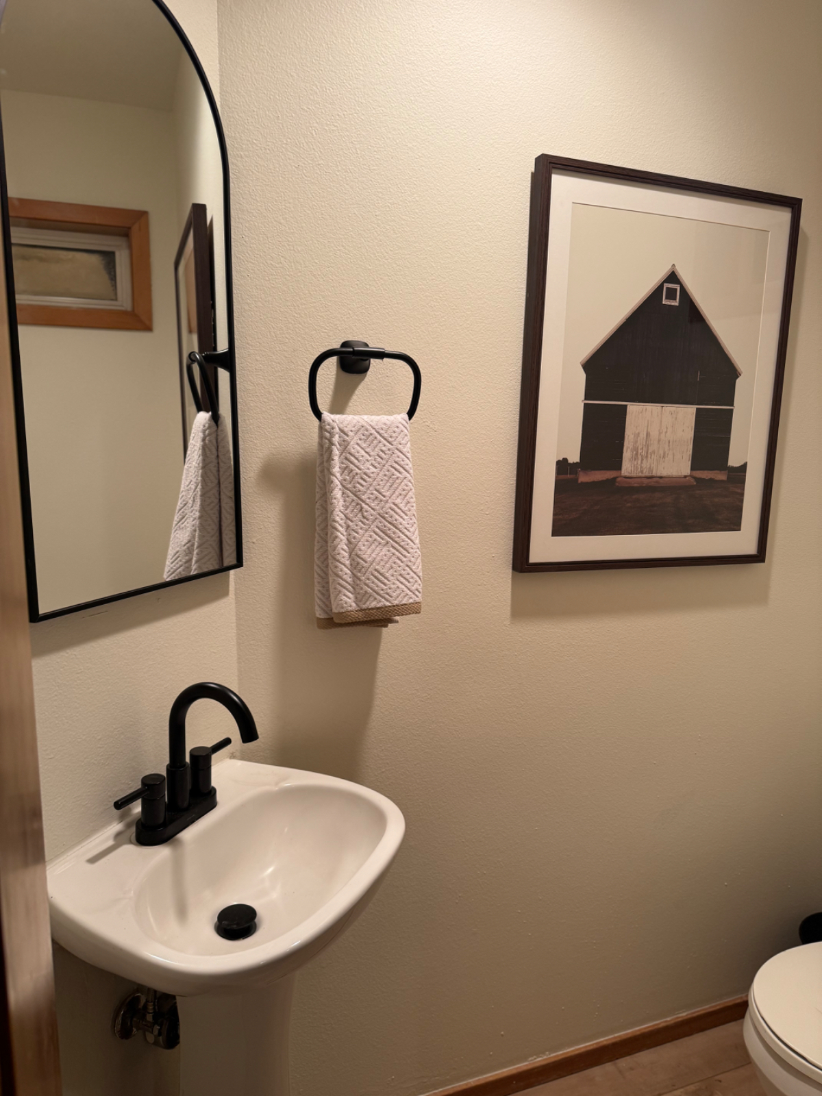 Fully Furnished Country Cottage - Mid-Term Rental - Horse Friendly Option & Pet Friendly - Photo 5