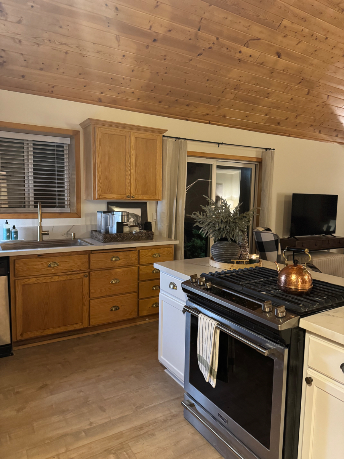 Fully Furnished Country Cottage - Mid-Term Rental - Horse Friendly Option & Pet Friendly - Photo 6