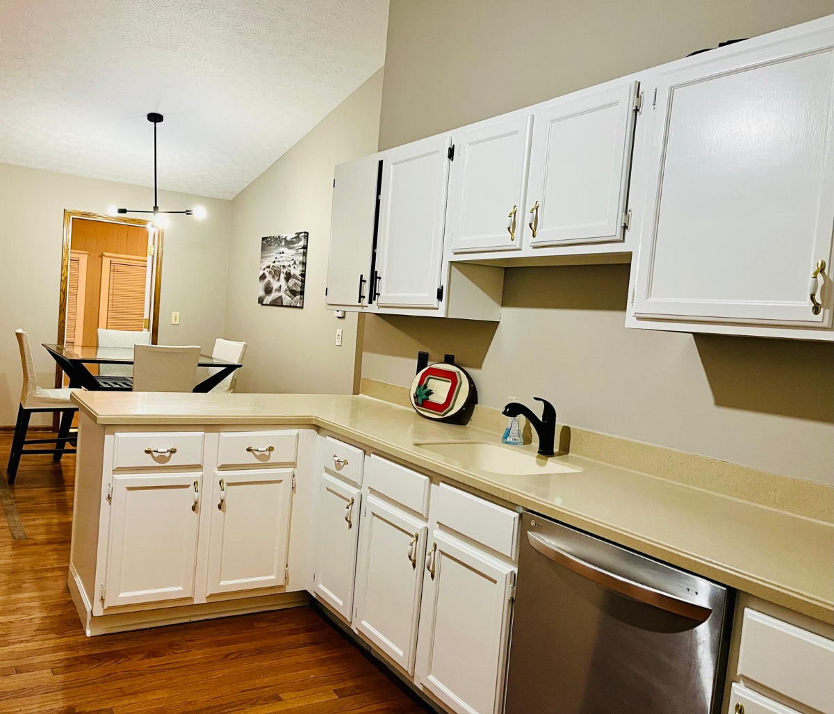 Furnished 3BR Near Hospital / Pet Friendly / Garage - Photo 8
