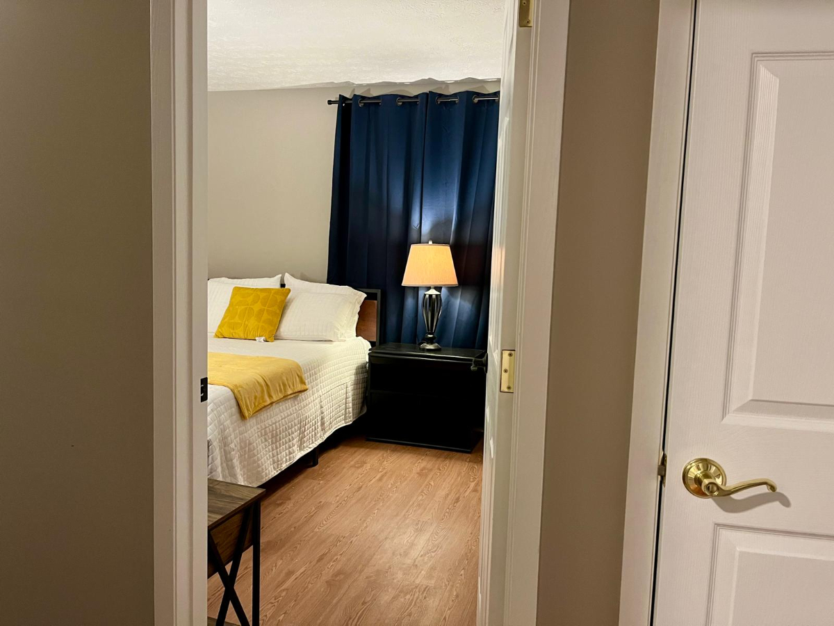 Furnished 3BR Near Hospital / Pet Friendly / Garage - Photo 5
