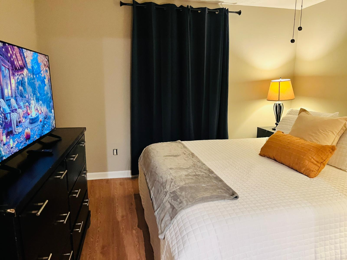 Furnished 3BR Near Hospital / Pet Friendly / Garage - Photo 6
