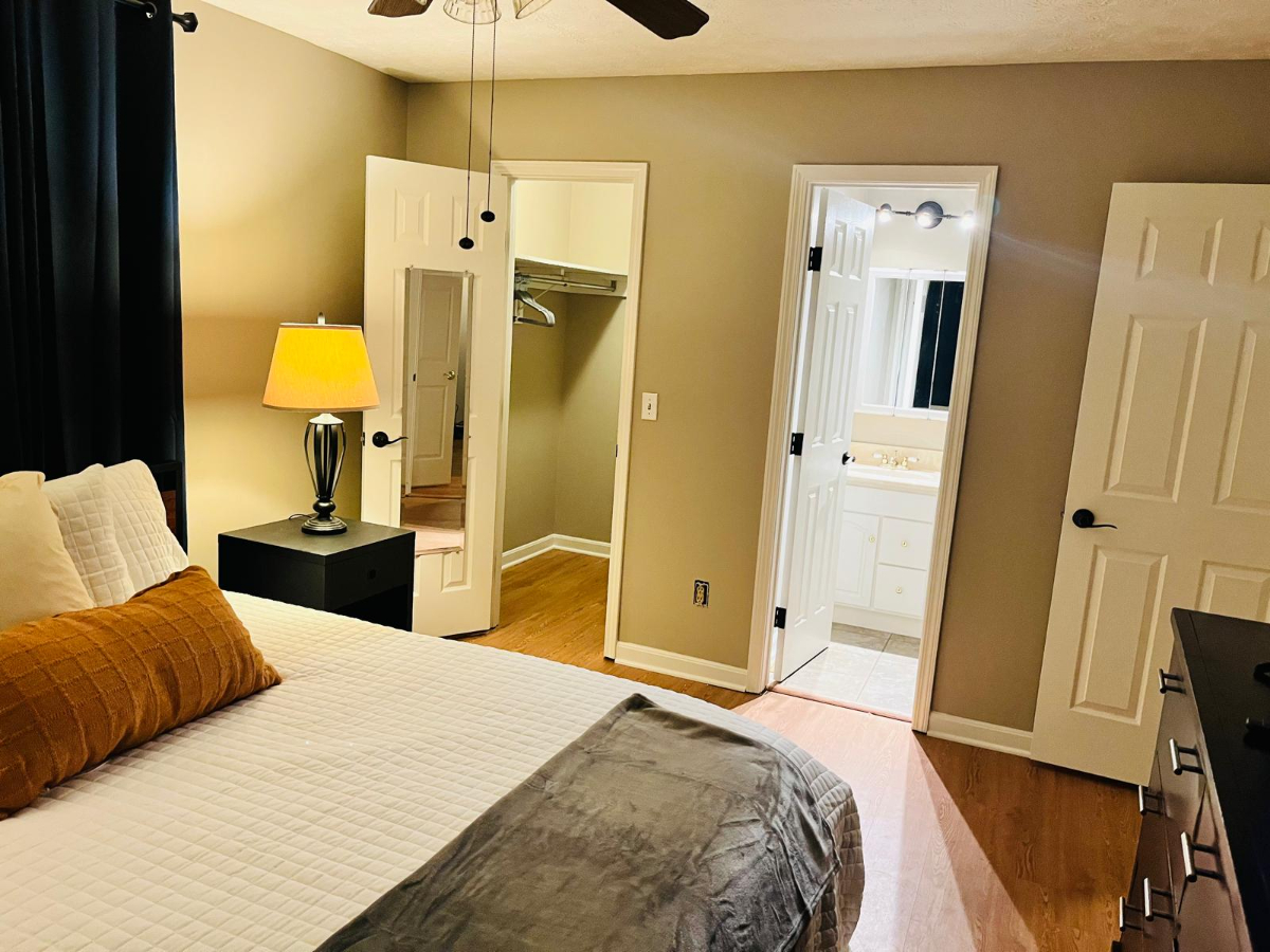 Furnished 3BR Near Hospital / Pet Friendly / Garage - Photo 3