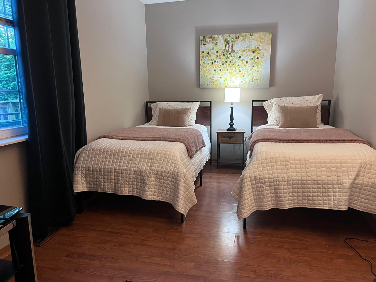 Furnished 3BR Near Hospital / Pet Friendly / Garage - Photo 7