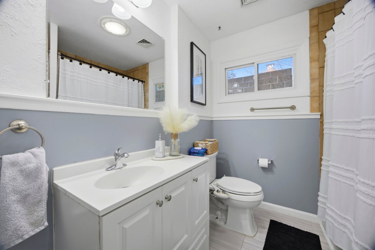 Quiet, Well-Kept Rooms for Rent in Irondequoit - Ideal for Professionals & Students - Photo 10