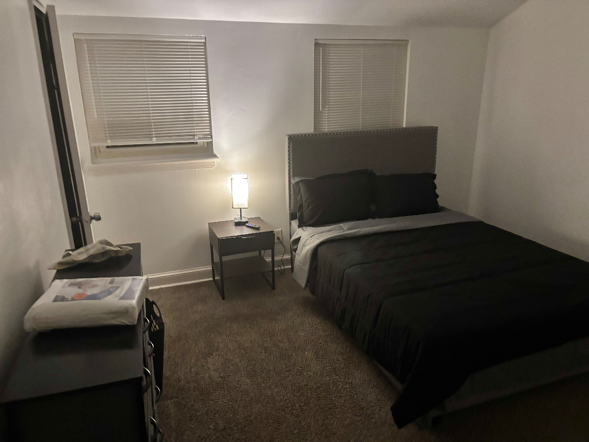 Spacious Queen Bedroom with Smart TV and Patio Access in Quiet Home - Photo 12