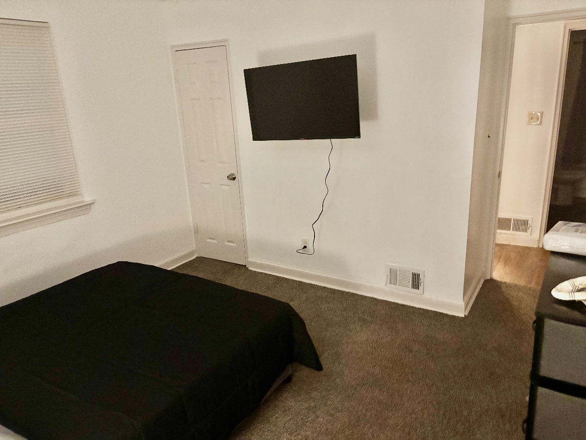 Spacious Queen Bedroom with Smart TV and Patio Access in Quiet Home - Photo 11