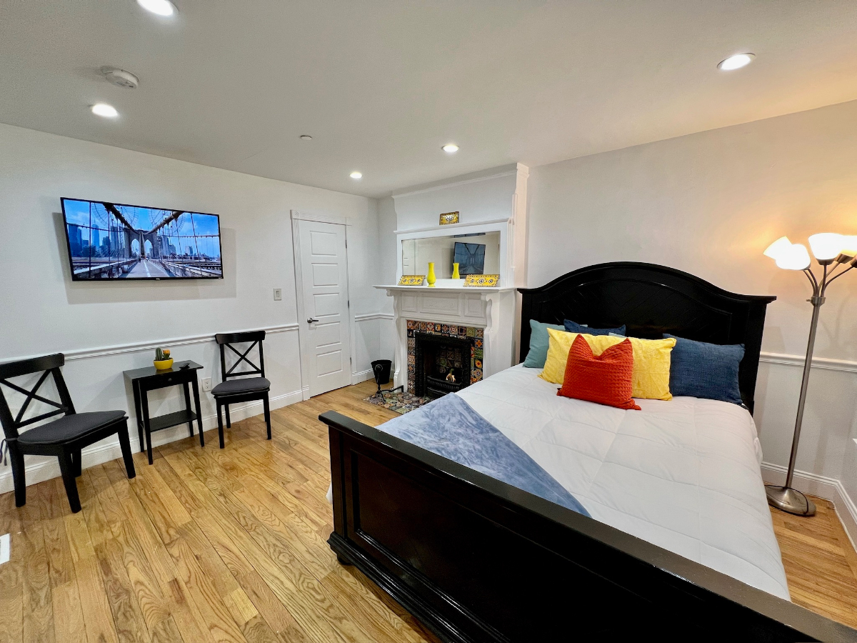 The Cäz - 1BD/2BTH Brooklyn Townhome with Waterfall + Backyard - Photo 2