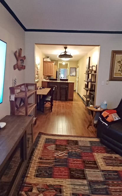 Inviting Top-Floor Apartment Within Walkable Distance From Major Hospitals And Central Park - Photo 2