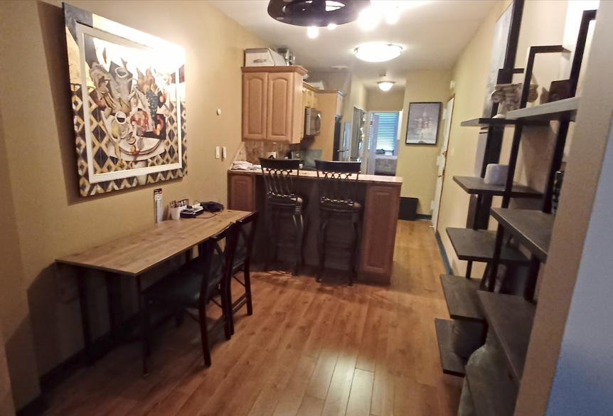 Inviting Top-Floor Apartment Within Walkable Distance From Major Hospitals And Central Park - Photo 4