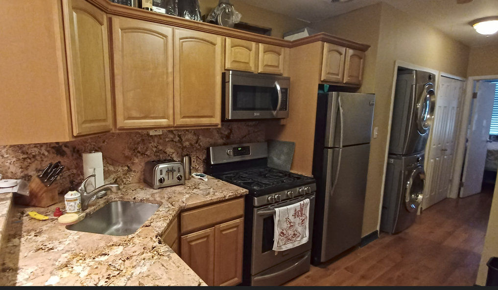 Inviting Top-Floor Apartment Within Walkable Distance From Major Hospitals And Central Park - Photo 7