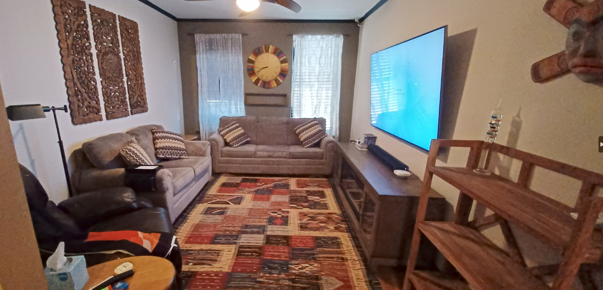 Inviting Top-Floor Apartment Within Walkable Distance From Major Hospitals And Central Park - Photo 1