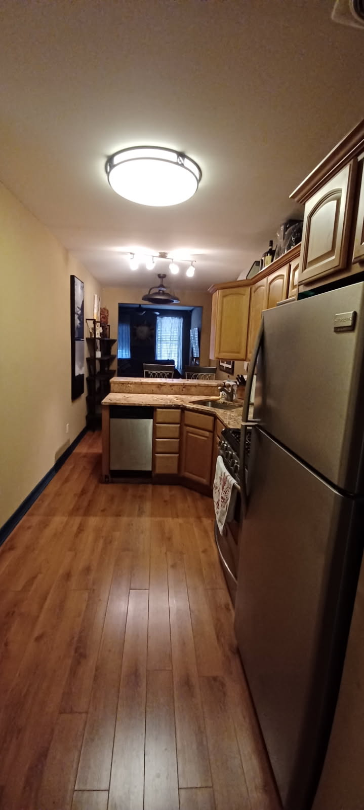 Inviting Top-Floor Apartment Within Walkable Distance From Major Hospitals And Central Park - Photo 9