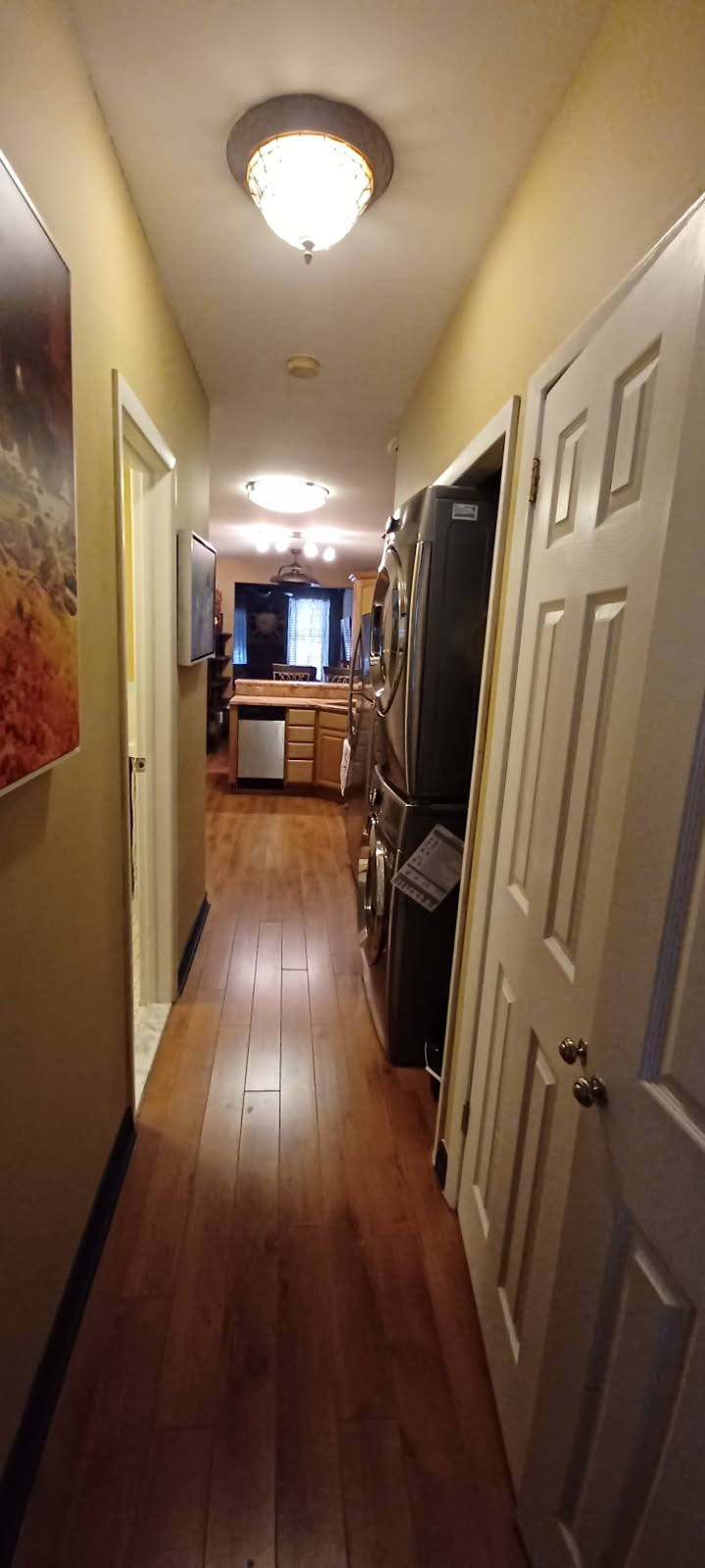 Inviting Top-Floor Apartment Within Walkable Distance From Major Hospitals And Central Park - Photo 10