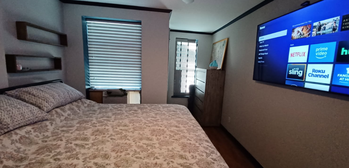 Inviting Top-Floor Apartment Within Walkable Distance From Major Hospitals And Central Park - Photo 12
