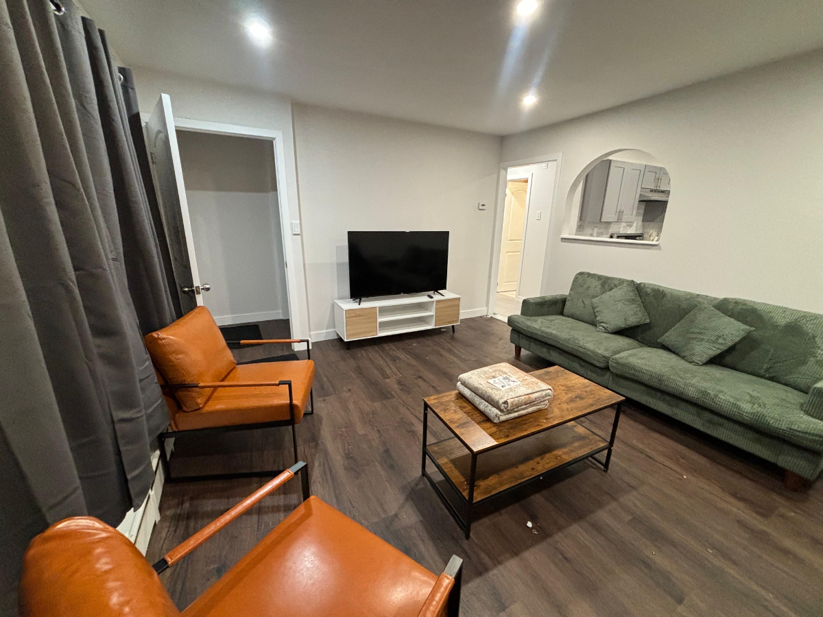 4 bedroom 2 bath house in Medford, Perfect for families looking for short term stay or for travellin - Photo 6