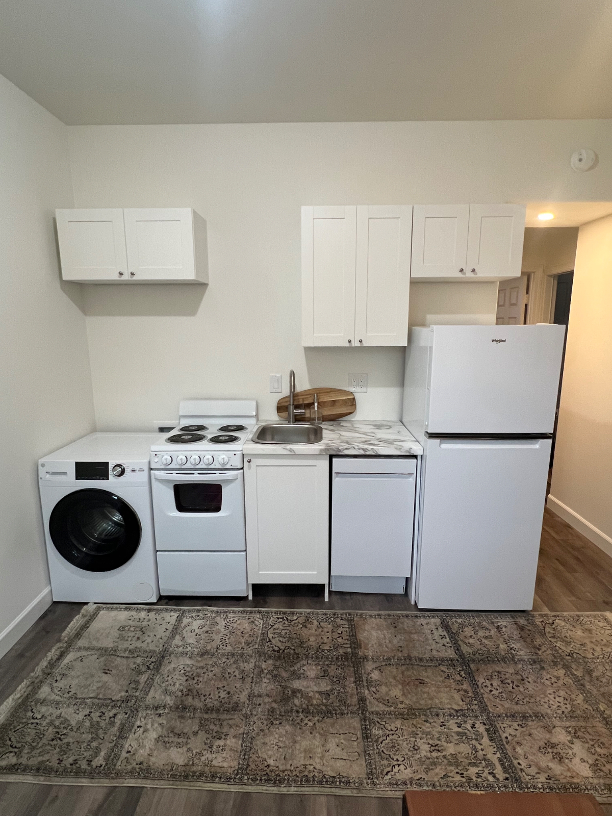 1 Bedroom/1 Bathroom Apartment 3 miles from beach in quiet safe neighborhood - Photo 3
